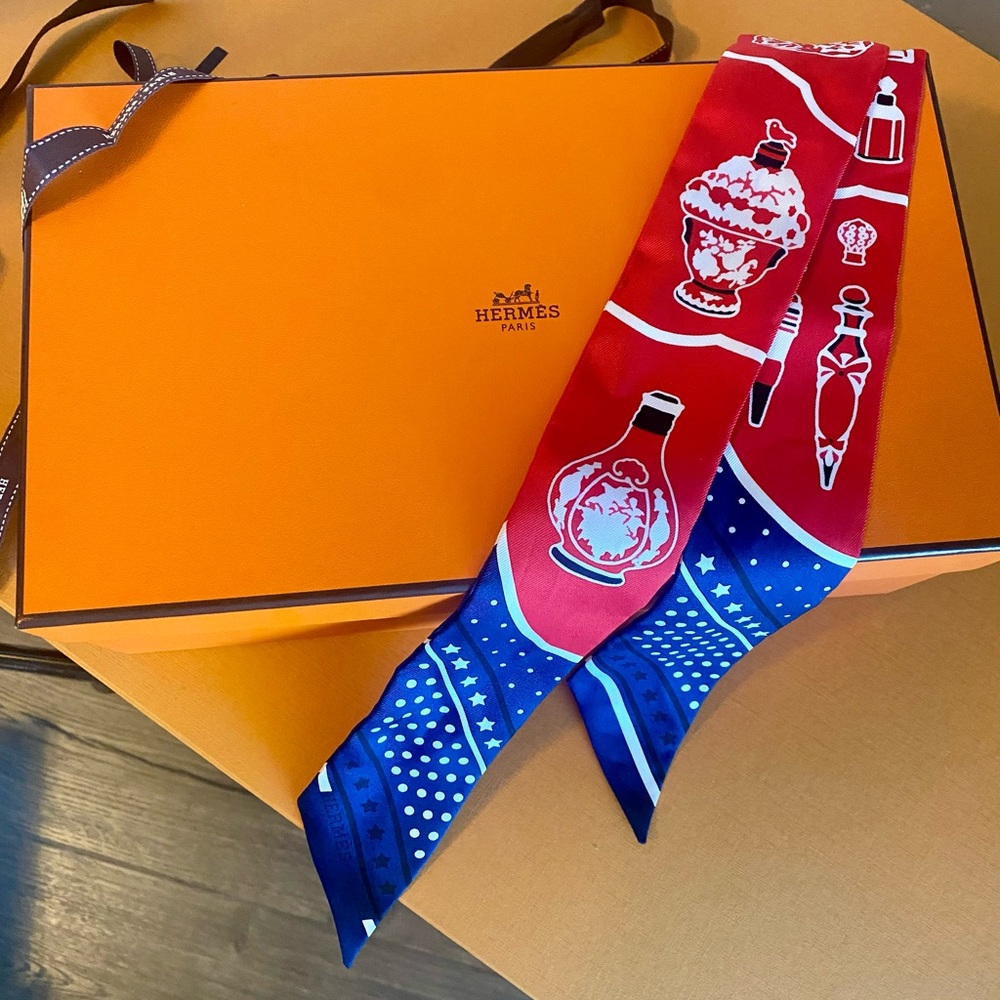 HERMÈS SILK TWILLY SCARF LES FLACONS BANDANA MARINE/ ROUGE/ BLANC - Picture 9 of 13